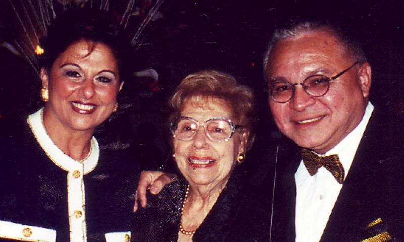 Elaine Vasquez, producer, Isabel Diaz, M.D, Latina Pioneer of 2003, Erwin Vasquez, MD.