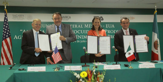 mexico-signing