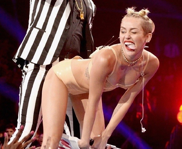 o-MILEY-CYRUS-TWERKING-facebook